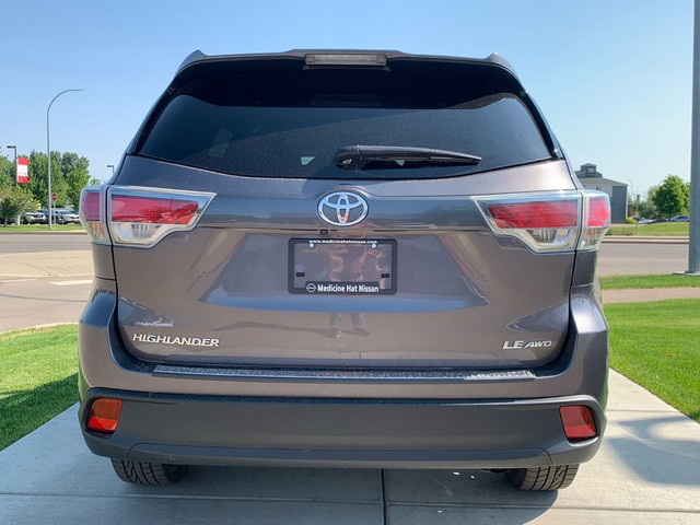 2016 Toyota Highlander LE in Cars & Trucks in Medicine Hat - Image 4