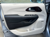 Discover the perfect combination of comfort, style, and practicality with this 2017 Chrysler Pacific... (image 8)