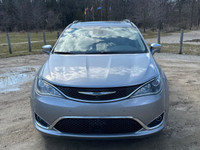 Discover the perfect combination of comfort, style, and practicality with this 2017 Chrysler Pacific... (image 7)