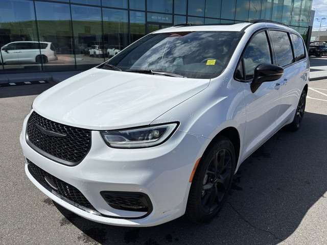 2024 Chrysler Pacifica Touring-L S APPERANCE PACKAGE AWD *SUNROO in Cars & Trucks in Calgary - Image 2