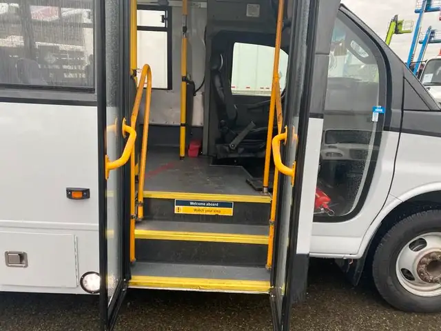 2018 chevrolet Express G4500 21 Passenger Bus With Wheelchair Ac in Heavy Trucks in Richmond - Image 38