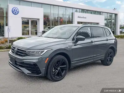 This Volkswagen Tiguan boasts a Intercooled Turbo Regular Unleaded I-4 2.0 L/121 engine powering thi...