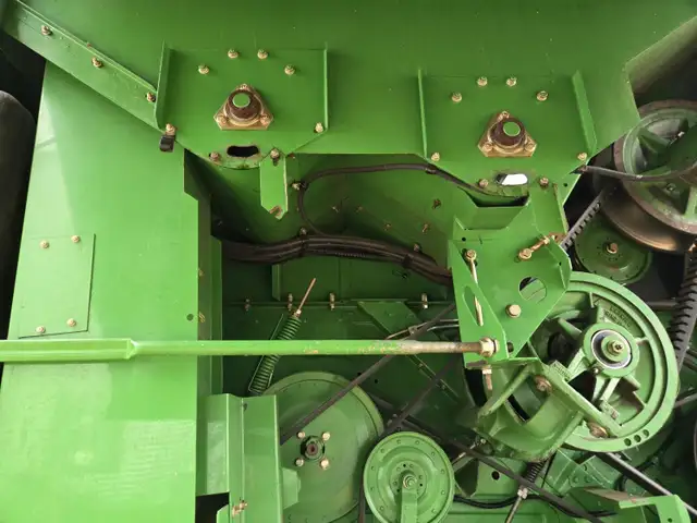 2000 John Deere Combine 9650 in Farming Equipment in Kamloops - Image 21