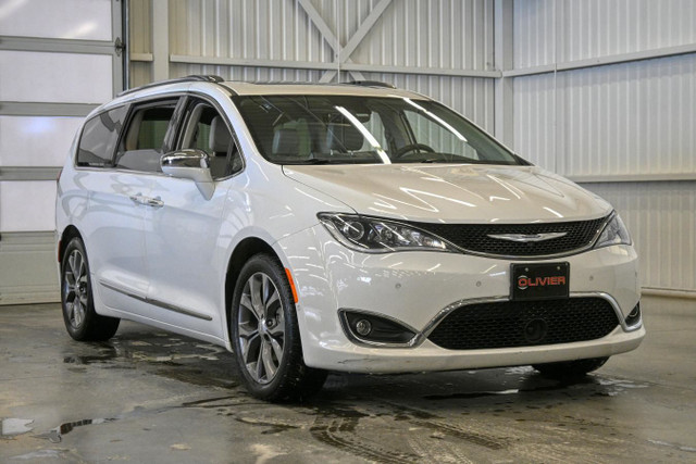 2017 Chrysler Pacifica Limited V6 Pentastar 3,6 L 7 passagers in Cars & Trucks in Sherbrooke