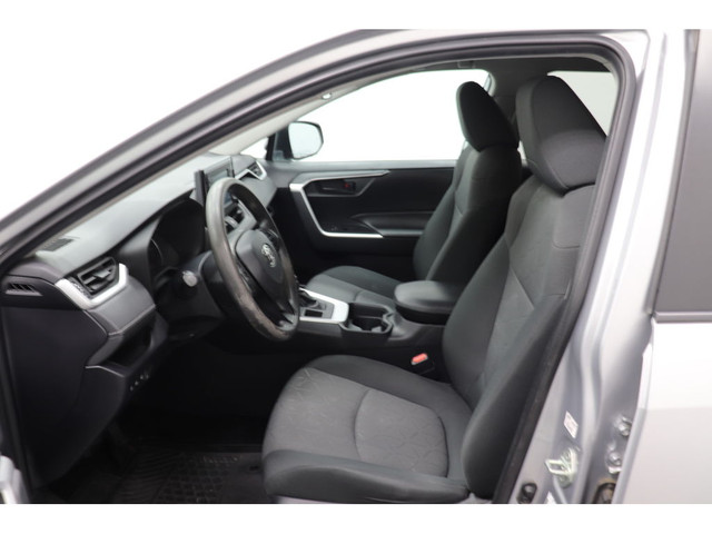 2020 Toyota RAV4 LE AWD, CARPLAY, SIEGES CHAUFFANTS, BLIND SPOT in Cars & Trucks in Longueuil / South Shore - Image 2