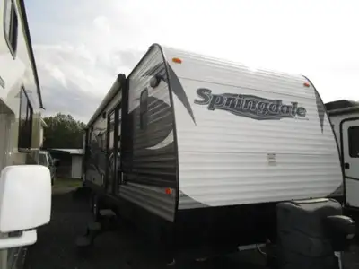 2016 Keystone Springdale 38FL Poids: 8615 LBS / 3907.8 KG Cette roulotte de Keystone 38FL est parfai...