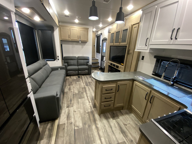 2023 RAPTOR 423 FW Toy Hauler. OUTSIDE KITCHEN! Solar/Inverter/G in Travel Trailers & Campers in Edmonton - Image 4