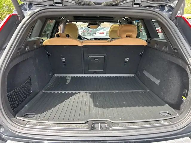2019 Volvo V60 Cross Country Momentum in Cars & Trucks in Calgary - Image 7