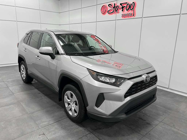 2022 Toyota RAV4 LE - SIEGES CHAUFFANTS - BLUETOOTH in Cars & Trucks in Québec City
