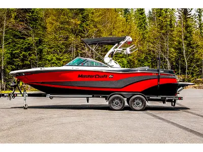 US-MBC8SBN3G617 Le Mastercraft XT23 est un bateau de 23 pieds qui se distingue par sa coque unique e...
