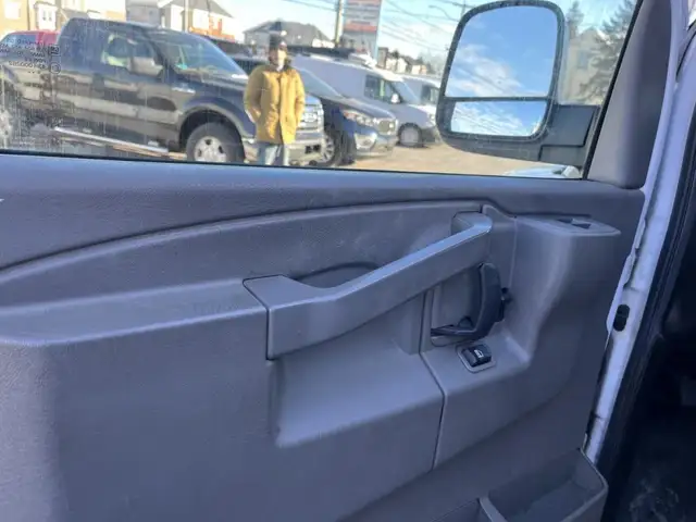 2017 Chevrolet Express Cargo Van in Cars & Trucks in Laval / North Shore - Image 11