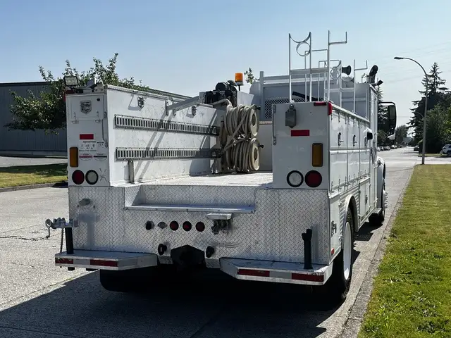 2004 Freightliner M2 106 CAT C7 Service Truck with Pumps in Heavy Trucks in Delta/Surrey/Langley - Image 11