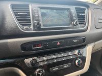 GARANTIE 1 ANS CREDIT DIRECT EN LIGNE AU WWW.AUTO-INTERNET.CA WOW 2017 KIA SEDONA TOUT EQUIPE 8 PASS... (image 3)