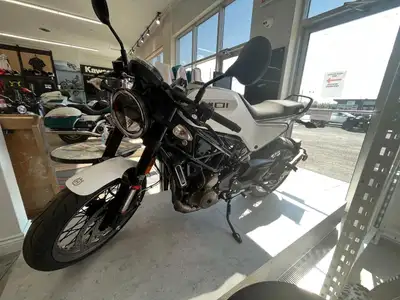 2022 Husqvarna VITPILEN 401 SAVE $1759 RABAIS Une moto café racer urbaine légère au design minimalis...