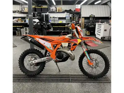 2025 KTM 300 XC-W CHAMPION CHAMPION Les photos peuvent être à titre indicatif et sans inscription. L...