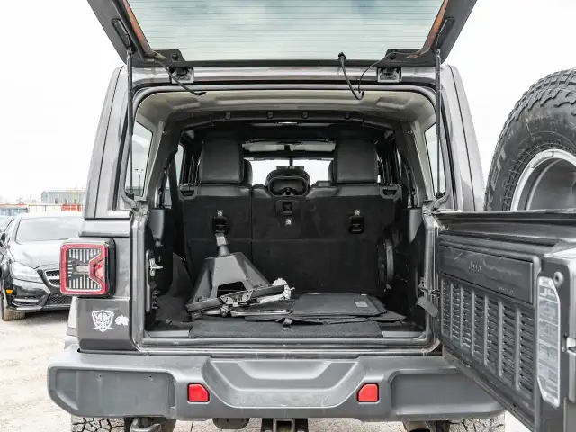 2018 Jeep Wrangler Unlimited in Cars & Trucks in Ottawa - Image 33