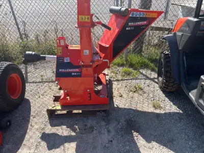3 pt hitch for compact, 3in. capacity, ONLY 2 hrs use, adjustable spout New/Used : Used Condition :...