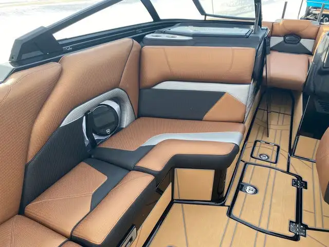 2021 Centurion Ri245 in Powerboats & Motorboats in Kelowna - Image 13