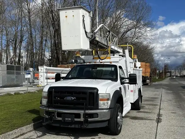 2008 ford F-550 Service Truck With Bucket 2WD Diesel in Heavy Trucks in Richmond - Image 5