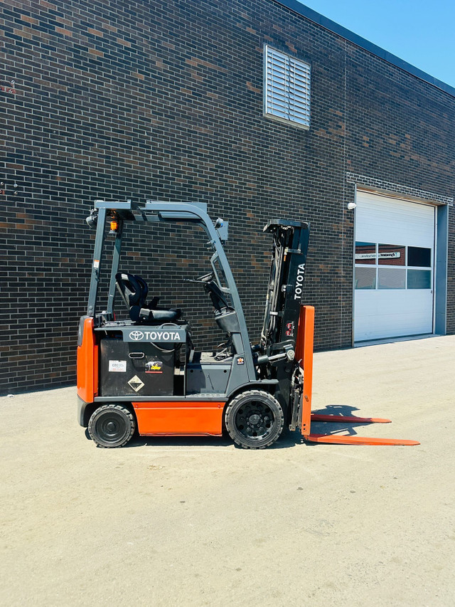 2019 TOYOTA 5000 LBS ELECTRIC FORKLIFT 3 STAGE fork-positioner in Heavy Equipment in Mississauga / Peel Region - Image 2