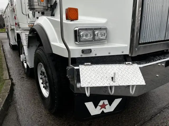 2011 western-star-trucks 4900 Twin Steer DD15 Altec AH85A Bucket in Heavy Trucks in Richmond - Image 10