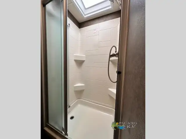 2020 Thor Motor Coach Challenger 37YT Washer & Dryer 12 k Miles in RVs & Motorhomes in Moncton - Image 30