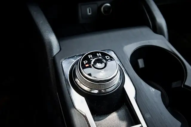 2020 Ford Escape SE • HEATED SEATS • CP/AA • NAV • PARK ASSIST in Cars & Trucks in Kingston - Image 26