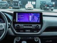 ACCIDENT FREE, LOADED XLE MODEL, HEATED LEATHER 8 PASSENGER SEATING, SUNROOF, COLLISION AVOIDANCE, B... (image 8)