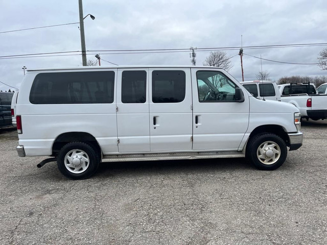 2009 Ford Econoline Wagon 12 Passenger dans Autos et camions  à Région d’Oakville/Halton - Image 2