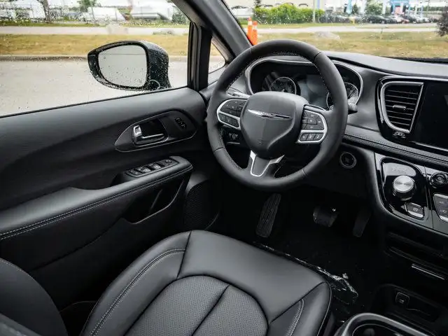 2025 Chrysler Pacifica Select in Cars & Trucks in Barrie - Image 24
