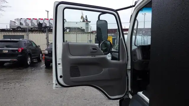 2009 international CF 600 City Star Side Dump Truck 3 Seater Die in Heavy Trucks in Richmond - Image 26