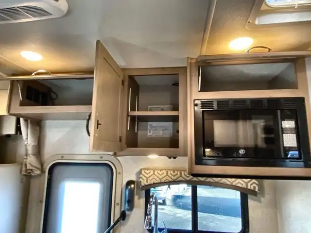 2020 Thor Motor Coach Chateau 22E in RVs & Motorhomes in Abbotsford - Image 14