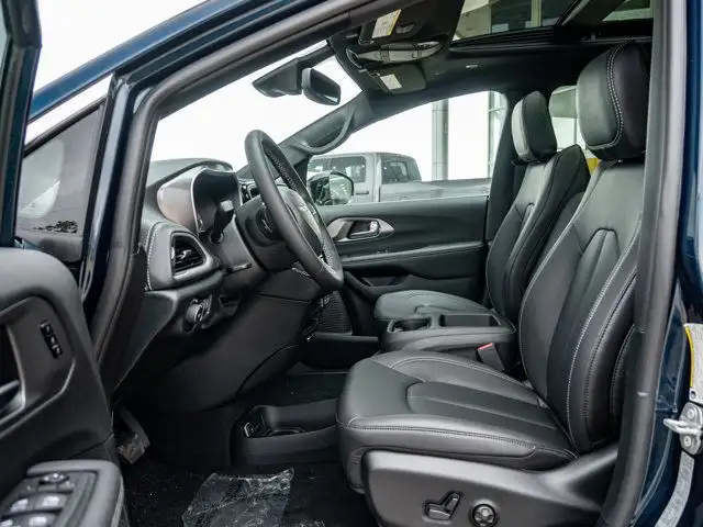 2025 Chrysler Pacifica Select in Cars & Trucks in Barrie - Image 17