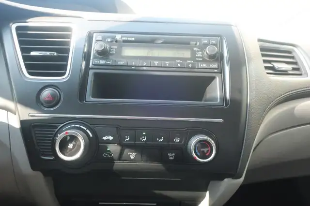 Honda Civic Sedan Man DX 1.8L + Lecteur CD 2015 in Cars & Trucks in Lévis - Image 12