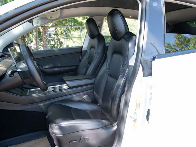 2022 Tesla Model Y Long Range in Cars & Trucks in Calgary - Image 2