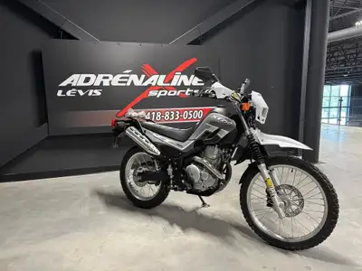 2024 Yamaha XT250 YAMAHA XT250 2024 SEULEMENT 110 KILOMÈTRES. PARE-BRISE / PORTE BAGAGE ET PLUS........