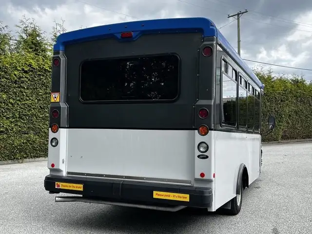 2019 chevrolet Express G4500 21 Passenger Bus With Wheelchair Ac in Heavy Trucks in Richmond - Image 10