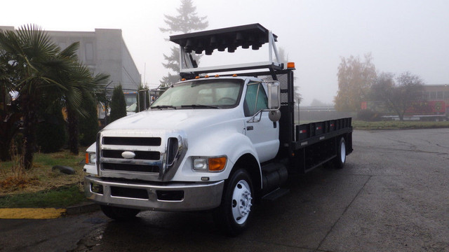 2008 Ford F750 18 Foot Flat Deck with Power Tailgate in Cars & Trucks in Delta/Surrey/Langley - Image 4