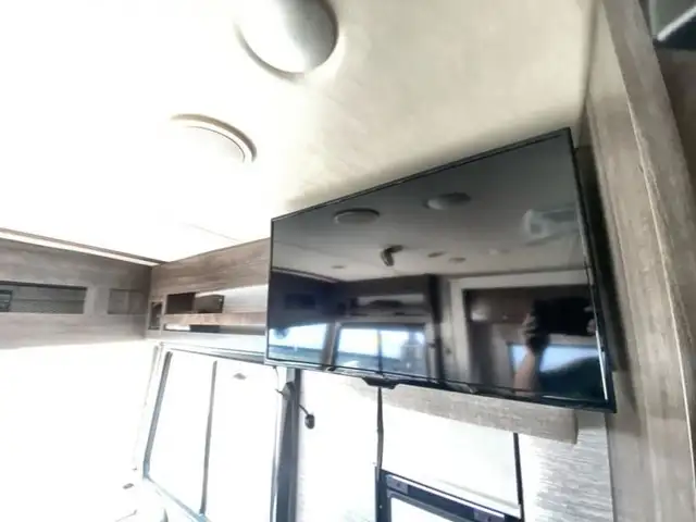 2020 Winnebago Adventurer 30T in RVs & Motorhomes in Abbotsford - Image 27