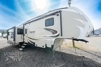 Located in Winfield, BC Call or Text 250-766-4607 Voyager RV Centre 1-800-668-1447 3 Slide-outs Fire...