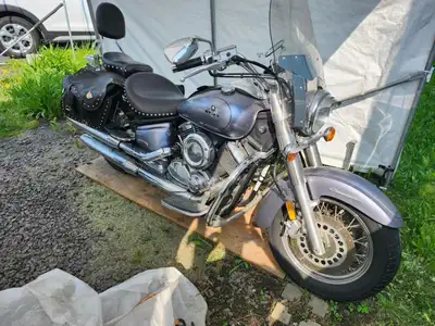 YAMAHA VSTAR 1100 2003 Motocyclette Yamaha Vstar 1100 2003 49 000km -Pare-brise -Sacoche -Pneus en b...