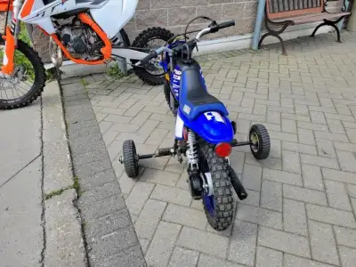 EXTREMELY CLEAN LITTLE 2-STROKE WITH TRAINING WHEELS! LOW HOURS! ENTIRELY STOCK AND WELL MAINTAINED....