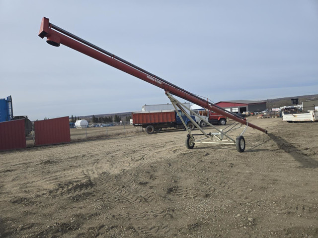 Farm King 8 X 45 Ft Grain Auger 845 in Farming Equipment in Grande Prairie - Image 4