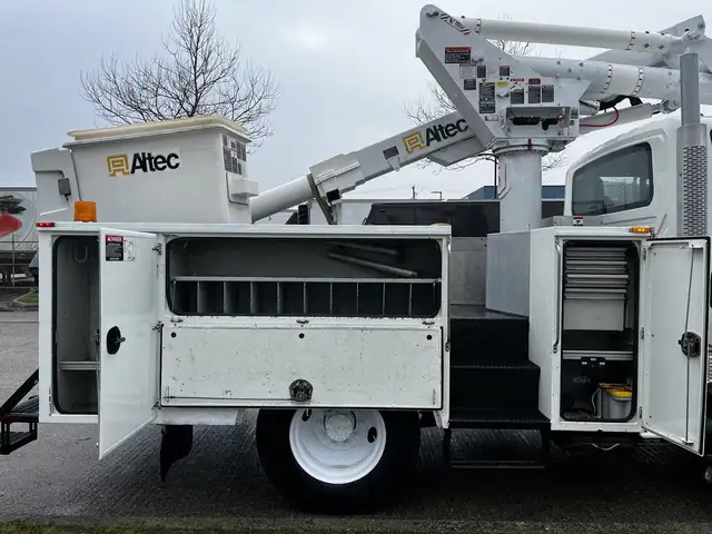 2013 International DuraStar MA025 Altec Bucket Service Truck in Heavy Trucks in Delta/Surrey/Langley - Image 19