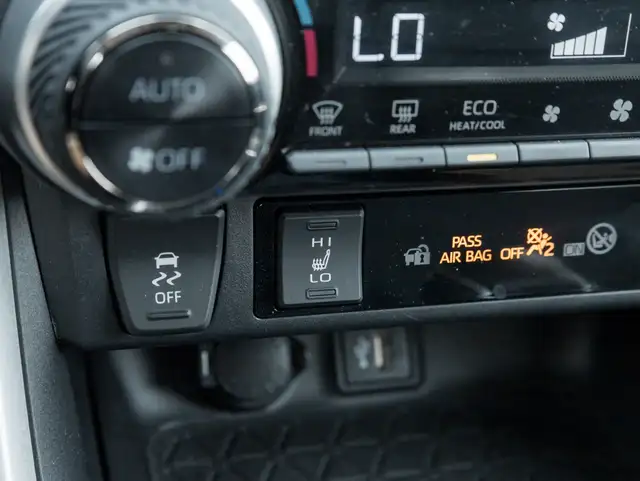 2024 Toyota RAV4 XLE XLE Premium, Dealer Maintained, Clean Ca... in Cars & Trucks in Markham / York Region - Image 19