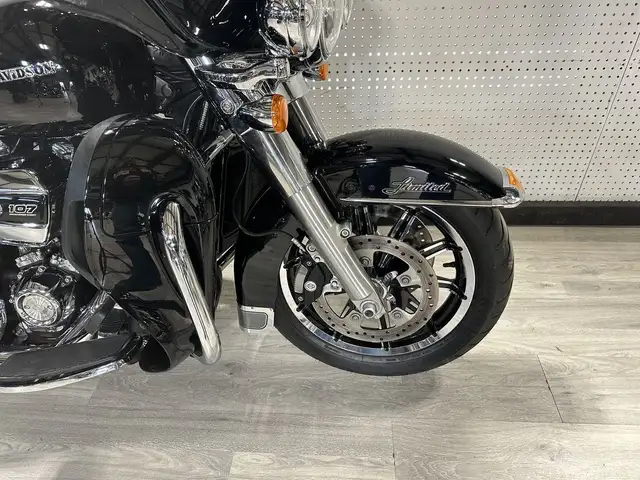 2017 HARLEY DAVIDSON ÉLECTRA GLIDE ULTRA LIMITED in Street, Cruisers & Choppers in London - Image 5