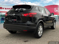 Experience the practicality and smooth ride of this 2018 Nissan Qashqai SV, boasting a sleek Magneti... (image 5)