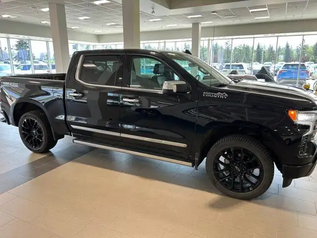 2023 Chevrolet Silverado 1500 High Country 5.3 *Tech Pkg* *Pwr dans Autos et camions dans Fort McMurray - Image 6