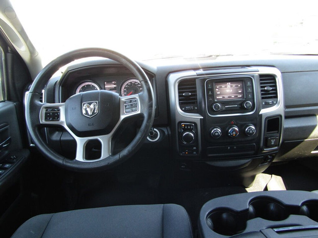 2022 Ram 1500 Classic SLT 4x4 Crew Cab 5'7 5.7L HEMI V8/B.CAM/6. in Cars & Trucks in Calgary - Image 2