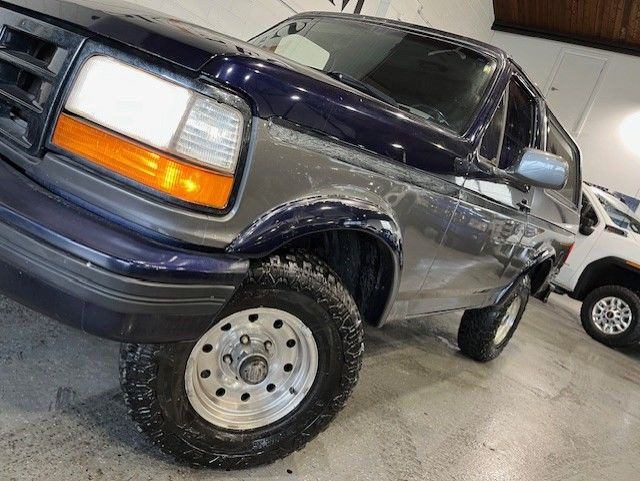 1995 Ford Bronco XLT 4x4 V8 5.0L **NEW TIRES-MUST SEE AND DRIVE* in Cars & Trucks in City of Toronto - Image 2